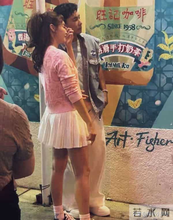 刘畊宏爱妻王婉霏47岁身材太火辣！澳门街头穿短裙嫩如少女！