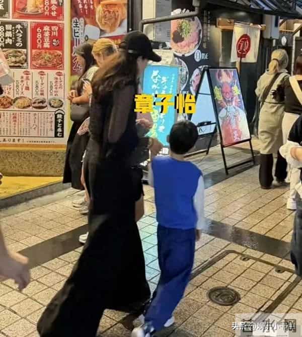 有网友在日本偶遇章子怡，她带着儿子和女儿旅行！