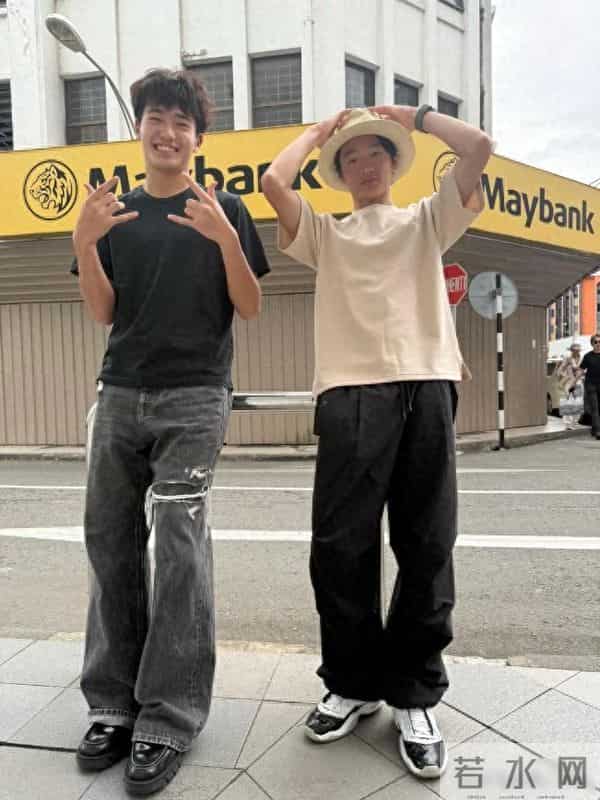 费曼与杨阳洋香港重聚，满嘴黄牙头秃油腻，举止怪异被曝有自闭症