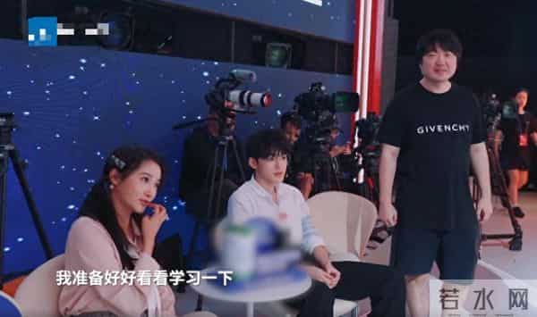 关晓彤是个挺有意思的人，不是说她幽默，而是她身上的呆萌感