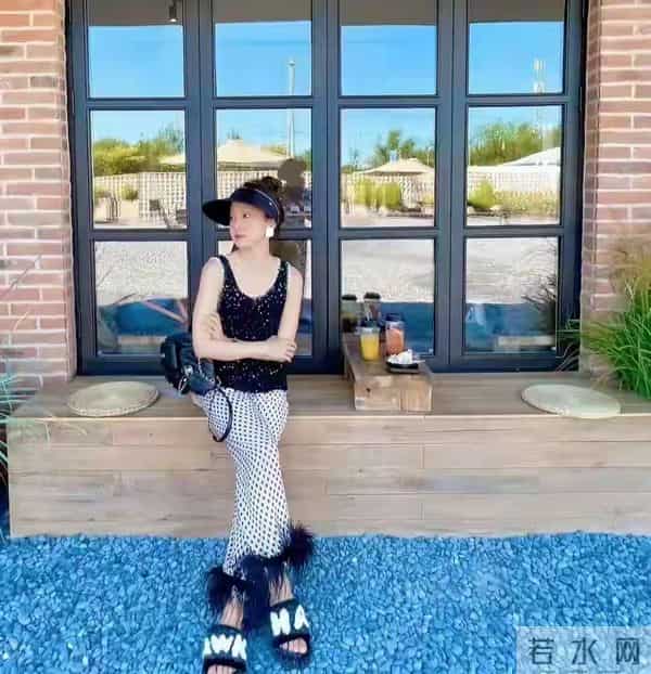 马龙龙嫂带儿子过万圣节！制服造型少女感超足，母子仨像姐弟仨