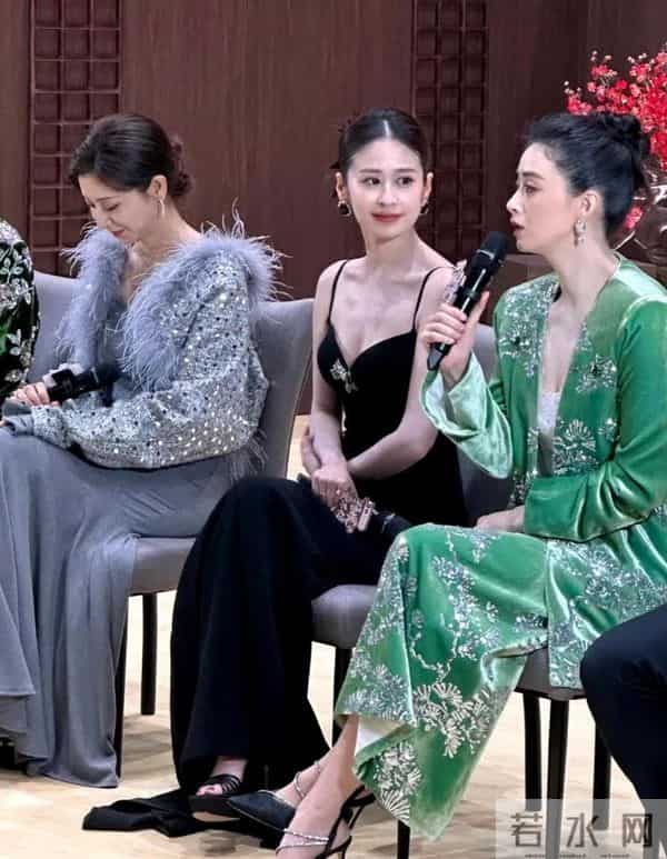 颖儿坐在蒋欣旁边完全不输,当妈后的颖儿更温柔 蒋欣好瘦她在发光