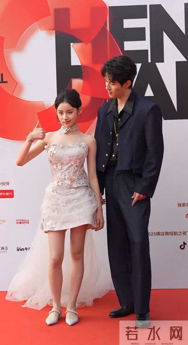 才13岁的刘佳玺就美得好惊艳啊 气质可盐又可甜 长大后绝对是大美人