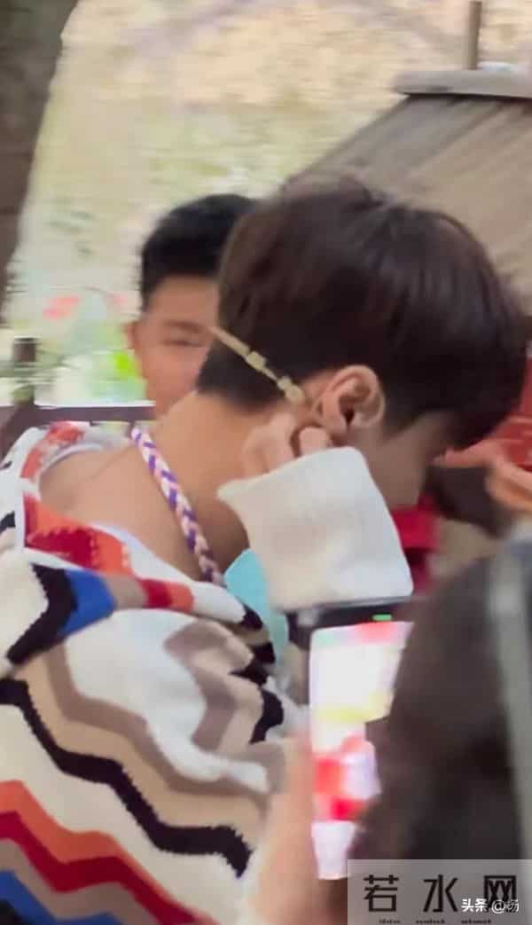 乌镇偶遇张艺兴，打扮酷帅和粉丝牵手，摘下墨镜说：装不了一点！