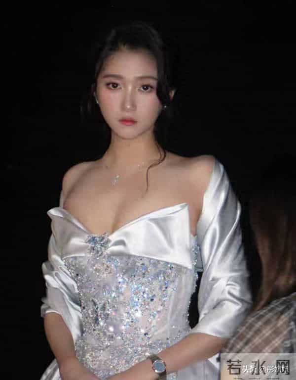 关晓彤银裙造型杀疯了！红毯上秀火辣身材，性感妩媚直接美上热搜