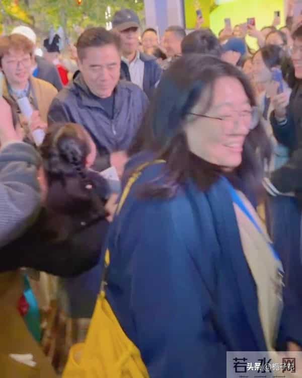 69岁陈宝国在南京被偶遇，他打扮朴素，面带笑容，看着真的好亲切