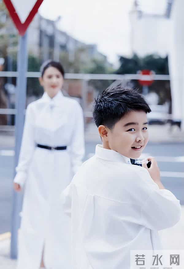 离婚4年，佟丽娅“小心思”彻底藏不住了，难怪和陈思诚频繁互动