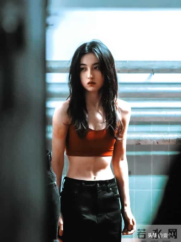 张子枫把自律藏进马甲线，把故事写进眼神里。