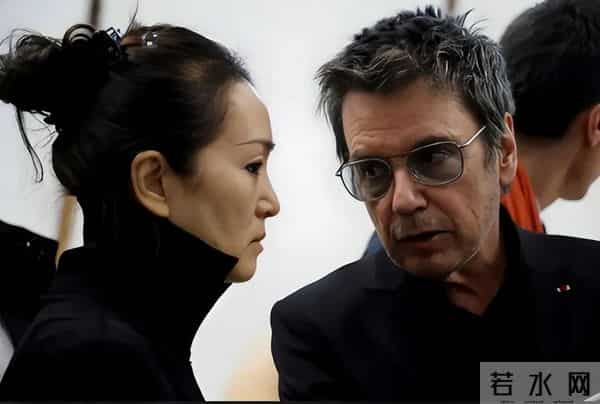 没想到，巩俐再婚6年，77岁老公用6个字评价妻子，比张艺谋更懂她