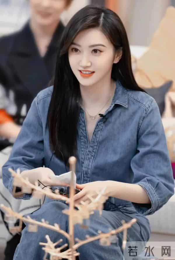 景甜恢复单身后状态大回春！一身牛仔套装亮相，时髦又减龄！