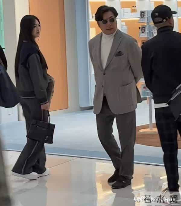 王诗龄现身上海，16岁气场不输赌王千金何超莲，王岳伦当女儿保镖