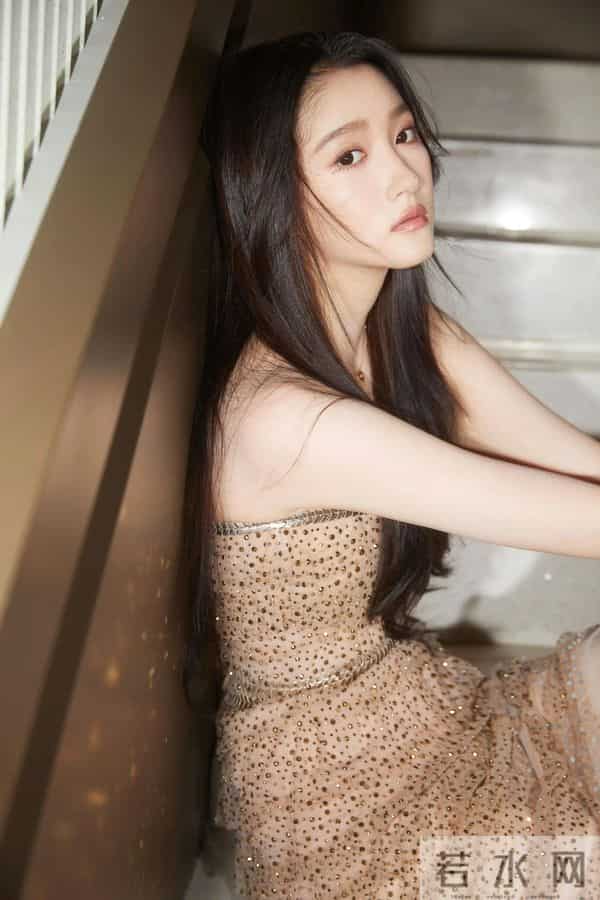 关晓彤大胆透视裙美腿高跟鞋很水灵