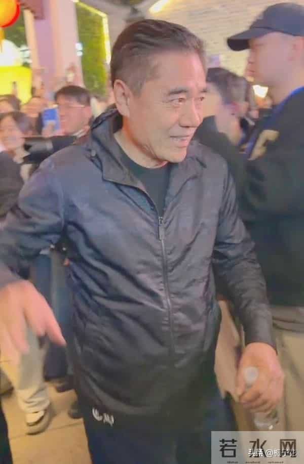 69岁陈宝国在南京被偶遇，他打扮朴素，面带笑容，看着真的好亲切