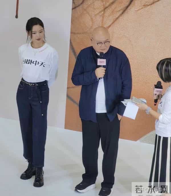 辛芷蕾现身佛山顺德万象汇，白上衣配牛仔裤，简约穿搭美出新高度