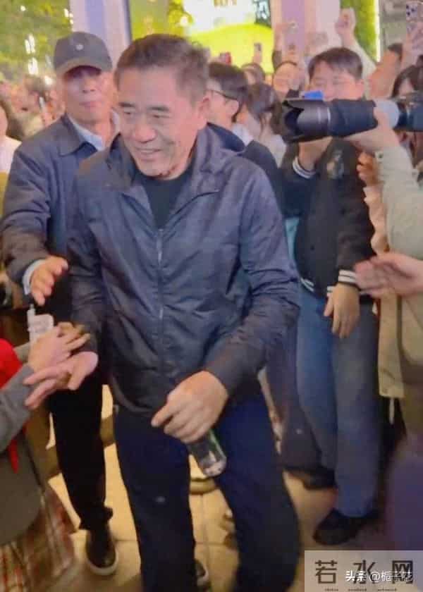 69岁陈宝国在南京被偶遇，他打扮朴素，面带笑容，看着真的好亲切