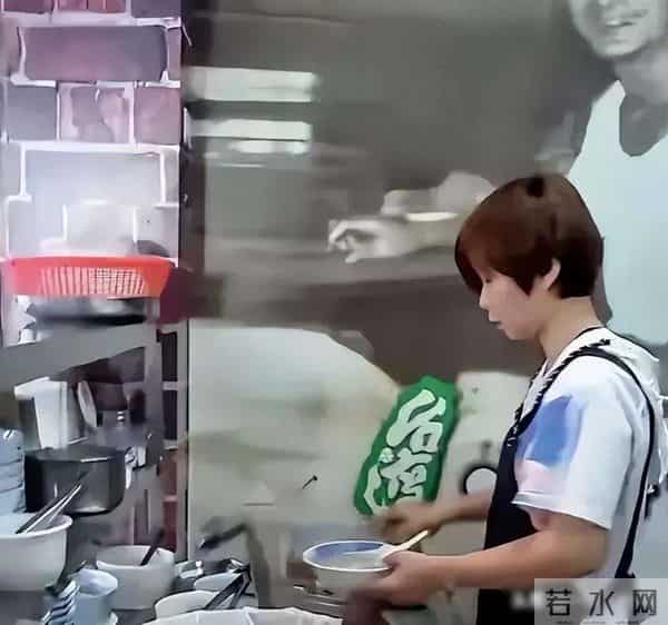 马筱梅一家在成都，两姐弟露脸菻菻抗拒张兰，重男轻女评论区翻车