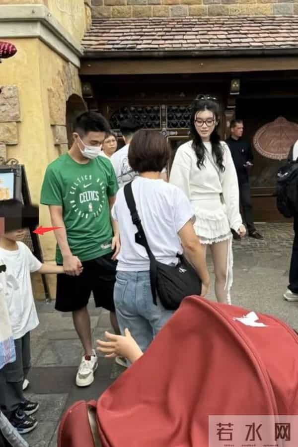 奚梦瑶一家万圣节游港迪，6岁何广燊个子高，近照像爸爸