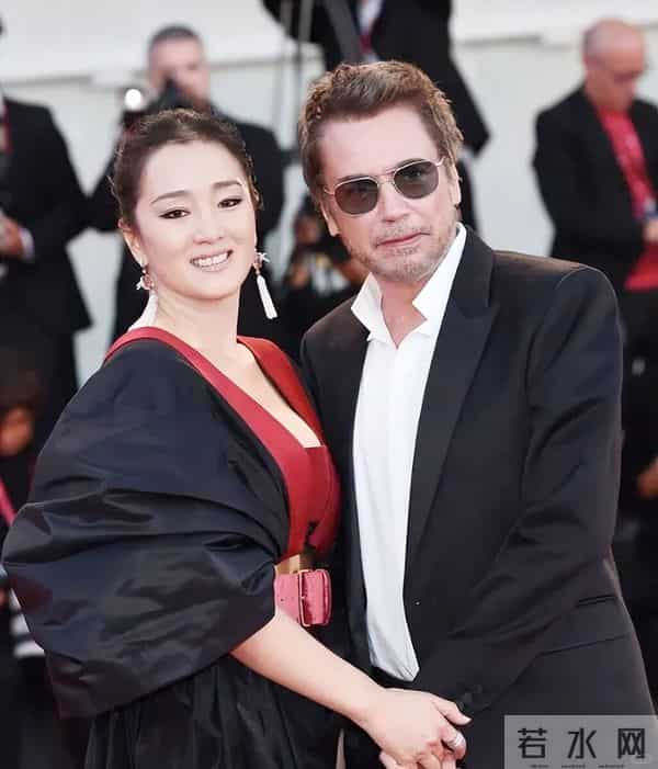 没想到，巩俐再婚6年，77岁老公用6个字评价妻子，比张艺谋更懂她