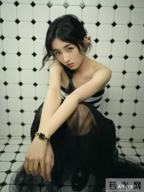 张子枫把自律藏进马甲线，把故事写进眼神里。