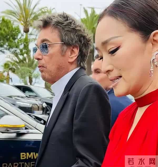 没想到，巩俐再婚6年，77岁老公用6个字评价妻子，比张艺谋更懂她