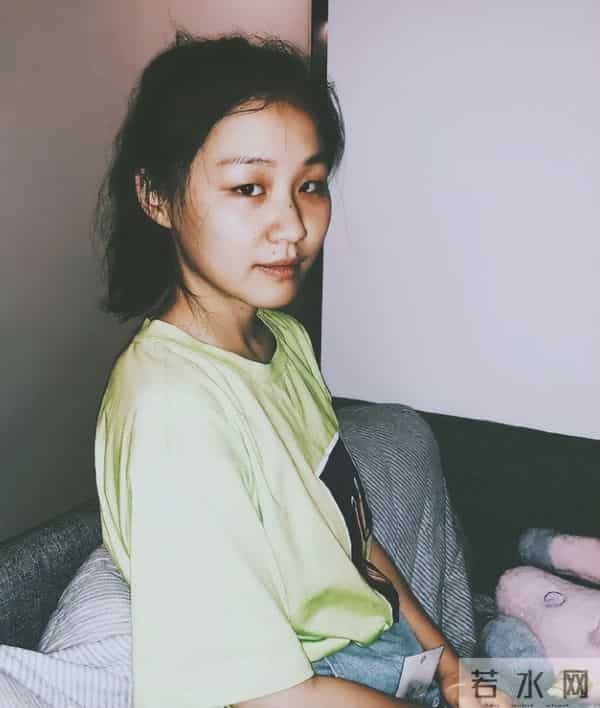 “草根女孩”金靖：成名不易，即使被开黄腔，也不敢得罪资本