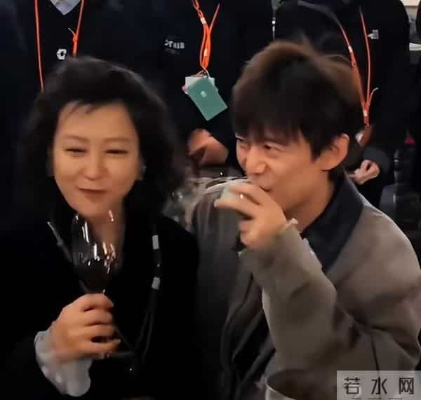 48岁孙莉现身乌镇，脸肿皱纹多鼻子还大，被网友嘲像男生戴假发