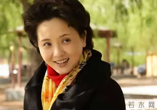 不拍吻戏、不嫁豪门，30岁自毁前程演妈妈，丈夫是她叛逆的后盾