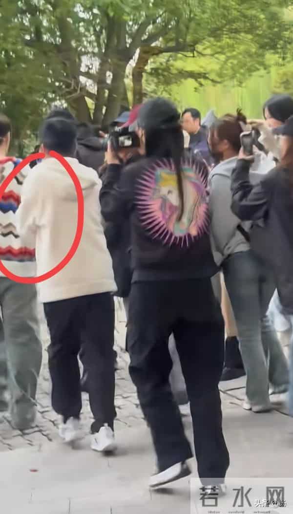 乌镇偶遇张艺兴，打扮酷帅和粉丝牵手，摘下墨镜说：装不了一点！