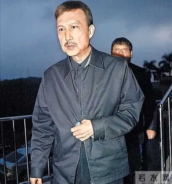 曾是一代歌王，却沦为人尽皆知的台独分子，如今家破人亡下场凄凉