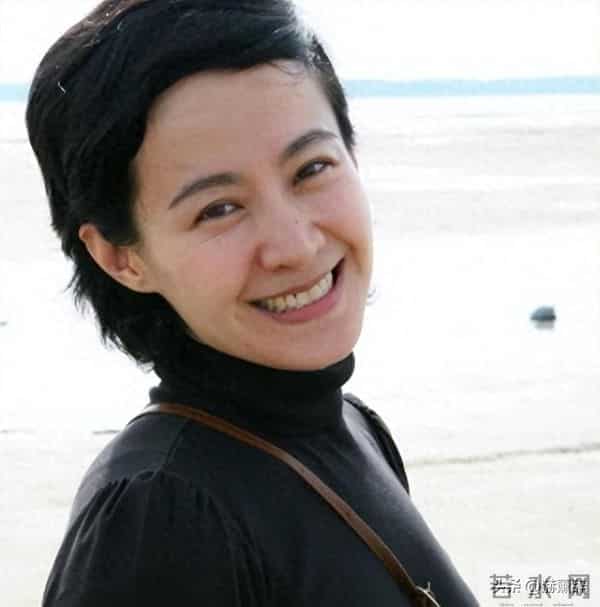 她嫁著名导演被捧红，丈夫病逝后不再演戏，如今56岁单身无儿无女