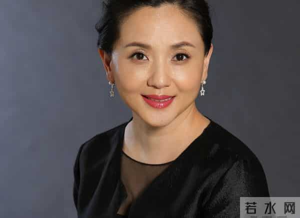 不拍吻戏、不嫁豪门，30岁自毁前程演妈妈，丈夫是她叛逆的后盾