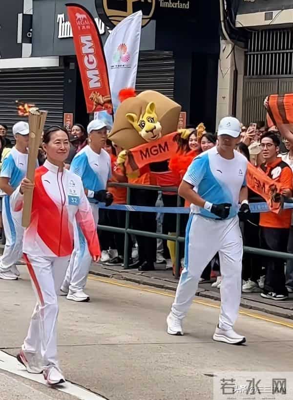 何超琼和妹妹何超凤同框，姐妹俩素颜出镜，俩人的仪态让人羡慕