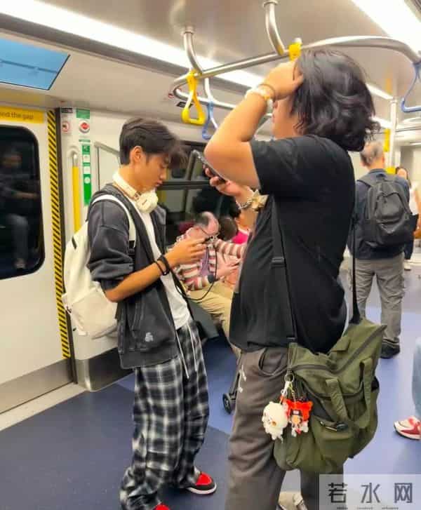 杨威白担心了，和儿子失联没几天，杨阳洋就现身与费曼过节破传闻