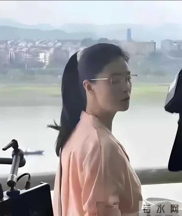 42岁蒋欣在重庆炸街！一眼望去瘦到脱相，华妃娘娘变化太大了吧