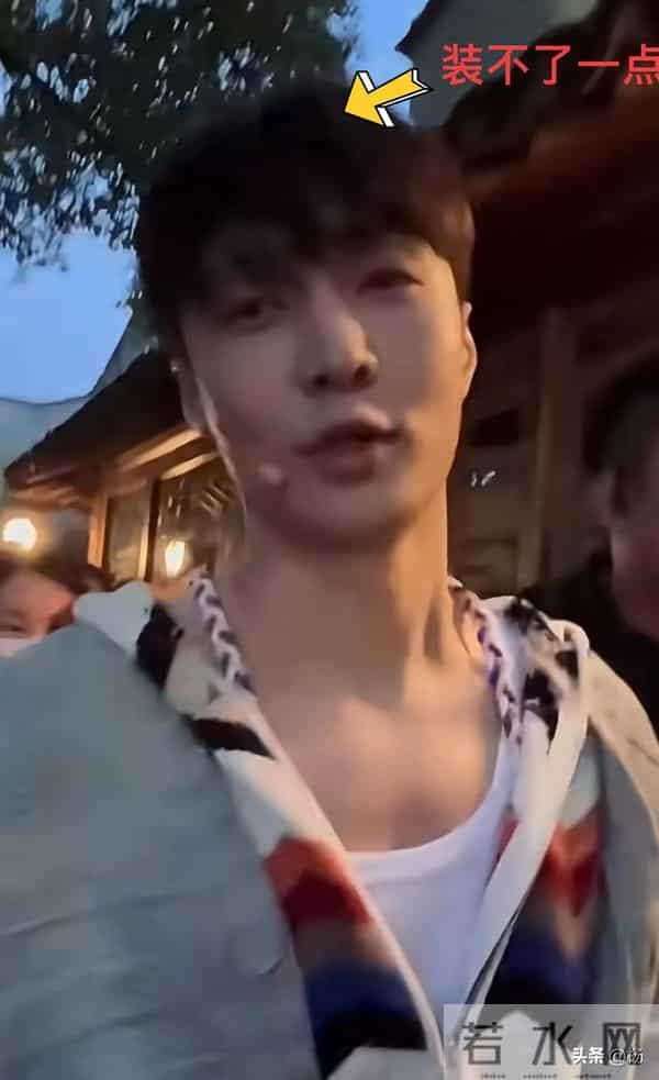 乌镇偶遇张艺兴，打扮酷帅和粉丝牵手，摘下墨镜说：装不了一点！