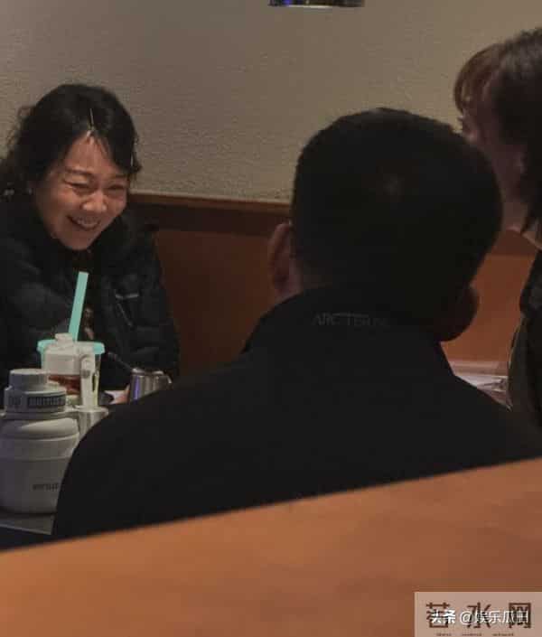 网友在沈阳烤肉店偶遇闫妮 她私下状态松弛 嗑着瓜子吃着烤肉超惬意