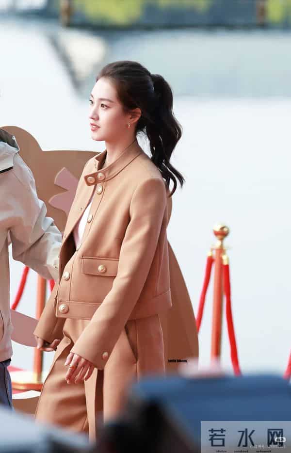 郭宇欣果真大胆随性，亮相文荣奖红毯，身穿橙色套装简约而高级