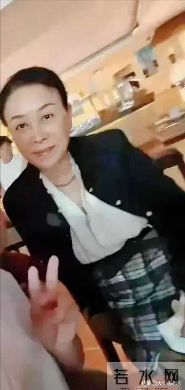 网友偶遇57岁那英素颜就餐，面容憔悴与舞台判若两人，热议不断