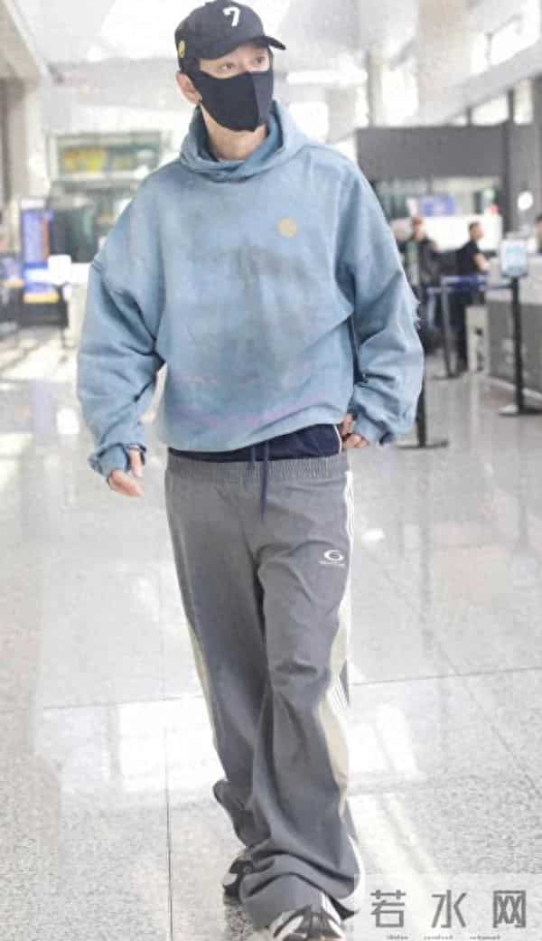 47岁黄晓明走机场放飞了！穿卫衣裤子提一半太潮流 这是什么新时尚