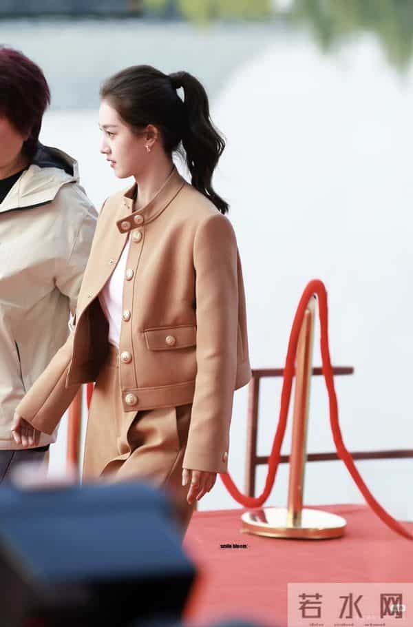 郭宇欣果真大胆随性，亮相文荣奖红毯，身穿橙色套装简约而高级