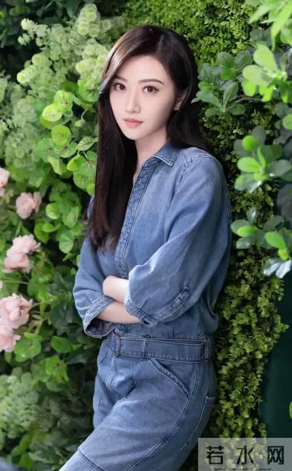 景甜恢复单身后状态大回春！一身牛仔套装亮相，时髦又减龄！