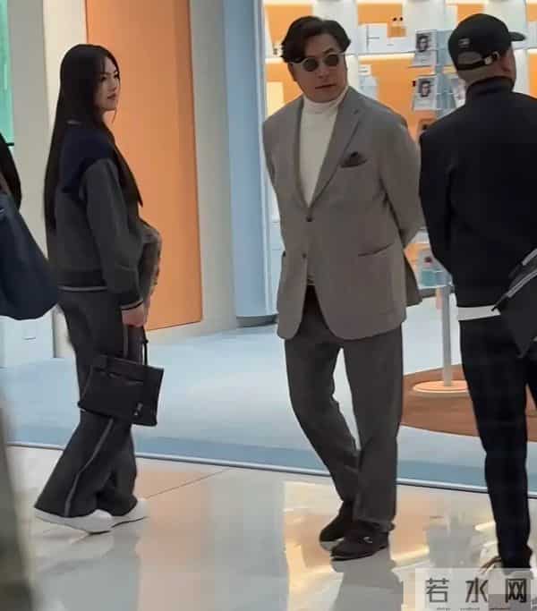 王诗龄得了李湘真传，出席活动打扮得又土又圆，比34岁何超莲显老