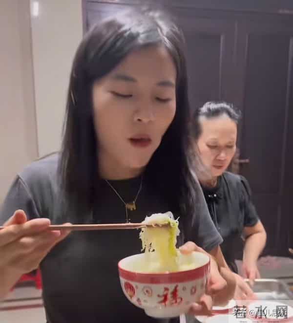 瑾汐正面回应5万元生活费 希望粉丝不要再骂亲生爸妈 她可能单干了