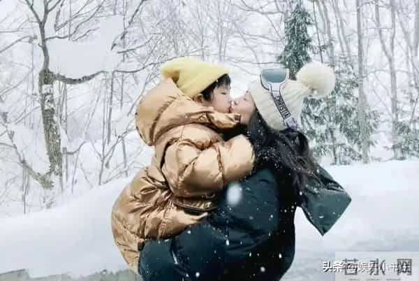 有网友在日本偶遇章子怡，她带着儿子和女儿旅行！