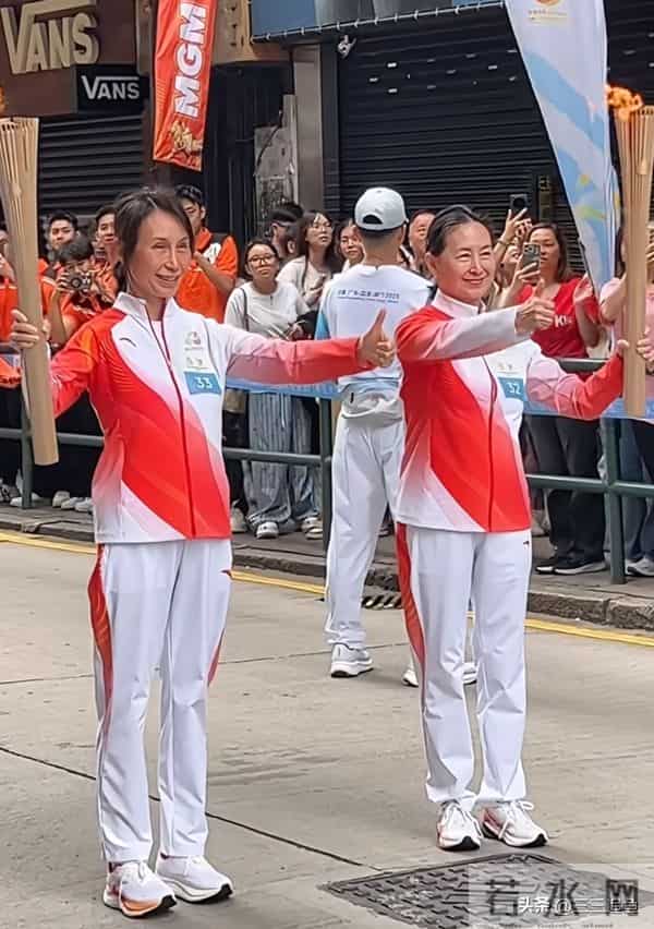 何超琼和妹妹何超凤同框，姐妹俩素颜出镜，俩人的仪态让人羡慕