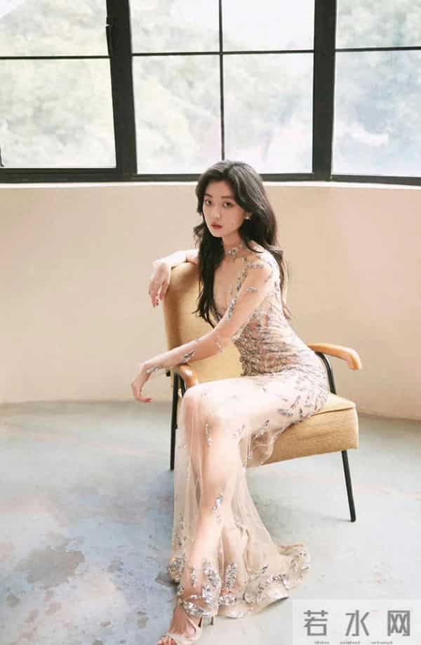 孙千这身透视蕾丝裙简直是为她量身定制的第二层肌肤