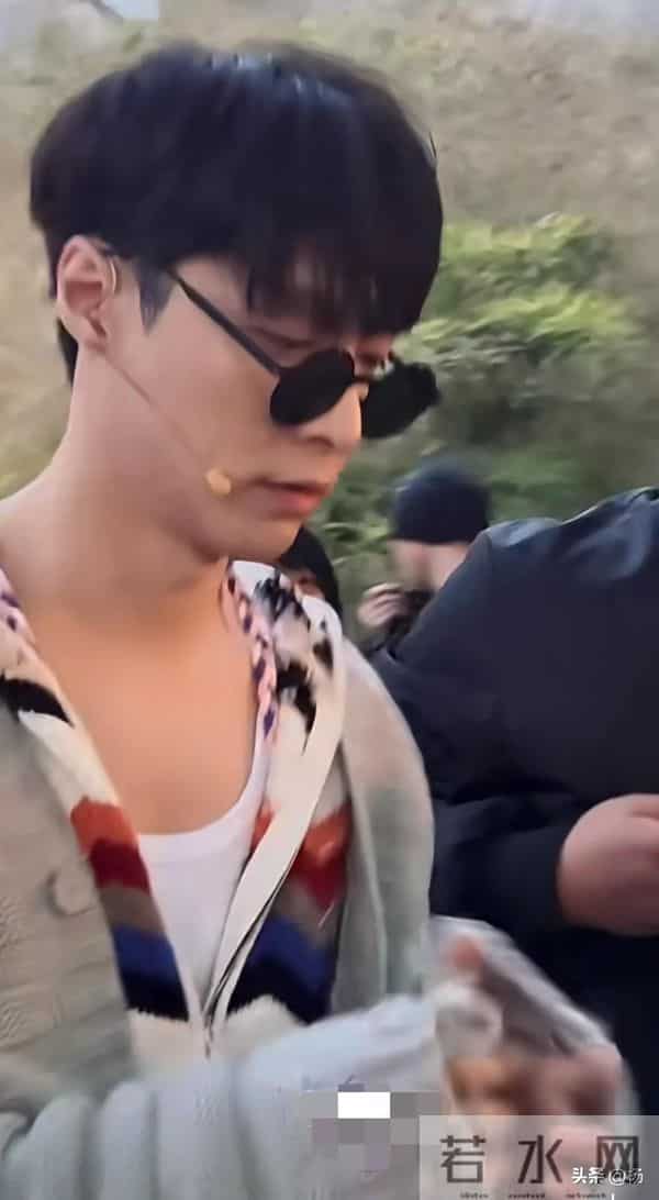 乌镇偶遇张艺兴，打扮酷帅和粉丝牵手，摘下墨镜说：装不了一点！