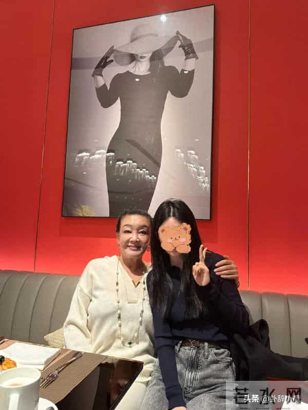 张兰成都酒店吃早餐被偶遇，状态超年轻气色好，和网友合影超亲切