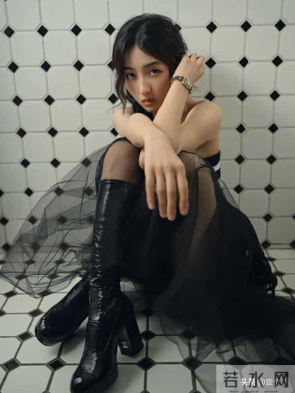 张子枫把自律藏进马甲线，把故事写进眼神里。