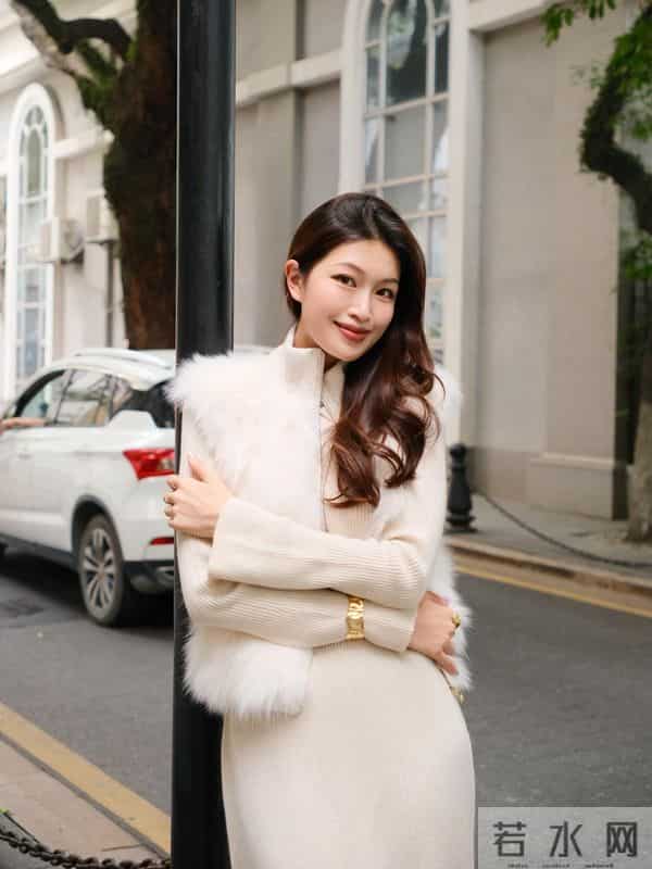 广东电台主持人彭婷婷脚穿白色长筒靴，高贵优雅